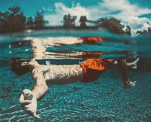 女童在广州一酒店泳池溺水进ICU已两月,孩子不小心溺水后该如何自救?